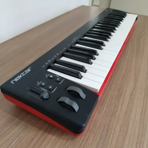 Teclado Controlador Midi Nektar Se49 Usb 49 Teclas - Preto e Vermelho *ACEITO OFERTA*