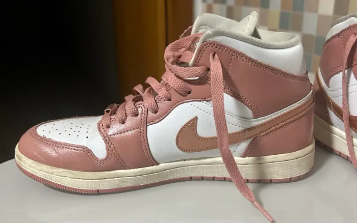 Air Jordan 1 Mid SE Red Stardust White Rosa