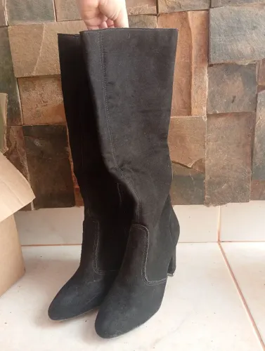 Bota semi nova cano alto