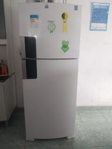 Vende-se uma geladeira semi nova em perfeito estado