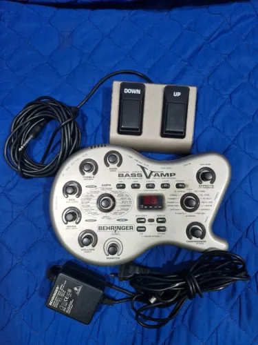 Pedaleira Para Baixo Behringer Bass V-amp 220v Cor Prata
