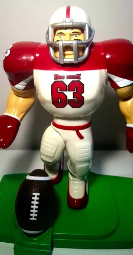 Jogador de futebol americano com uniforme vermelho e branco, número