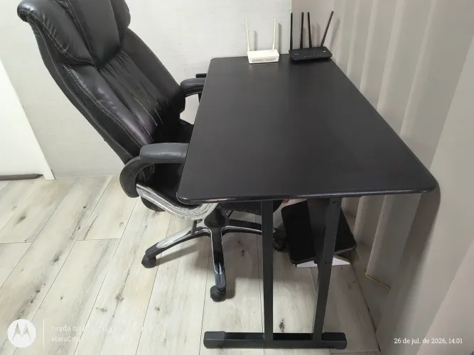 Mesa e cadeira de escritório - a retirar