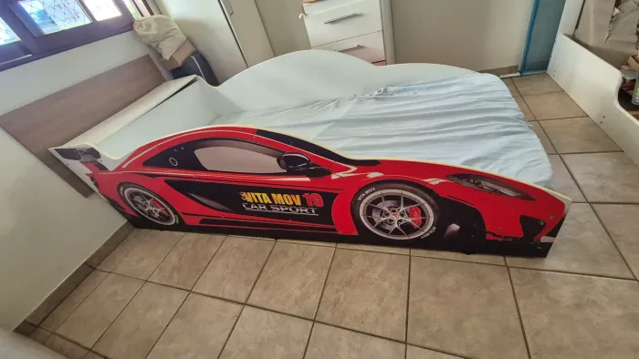 Cama infantil com tema de carro