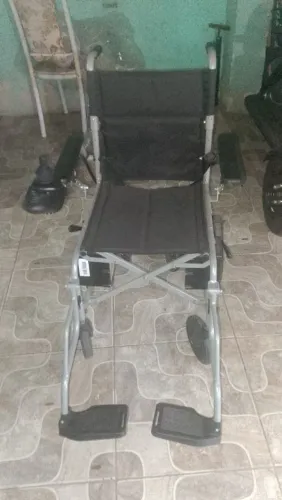 Cadeira de rodas elétrica seme nova.