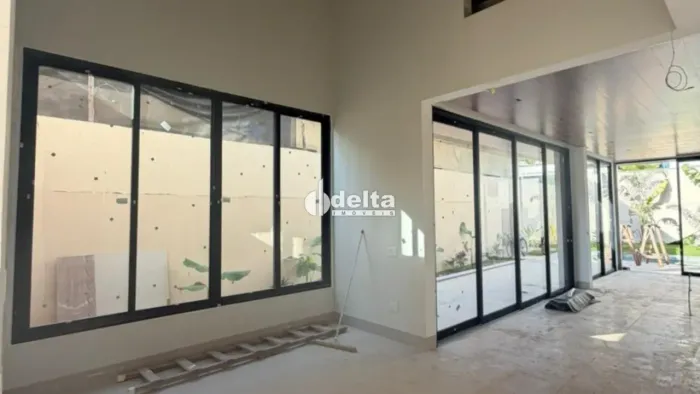 Casa com 4 quartos sendo suíte disponível para venda no bairro Gávea em Uberlândia-MG