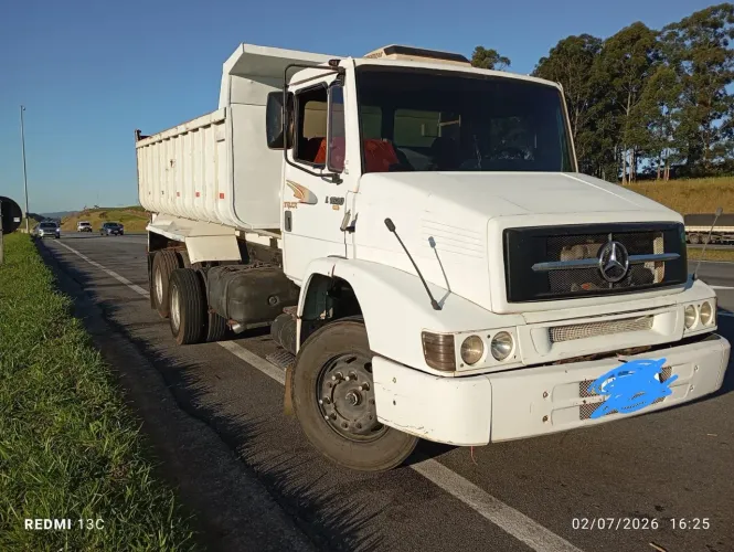 Caminhão caçamba MB 1620 basculante