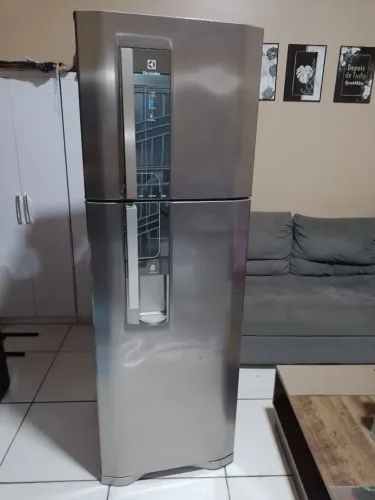 GELADEIRA ELETROLUX FROST FREE GELO SECO COM MARCAS DE USO PORÉM GELANDO PERFEITAMENTE