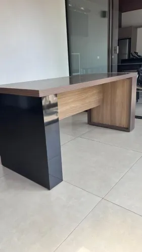 Conjunto de Escritório - Mesa Diretoria 1,70m + Armário Baixo 2 Portas
