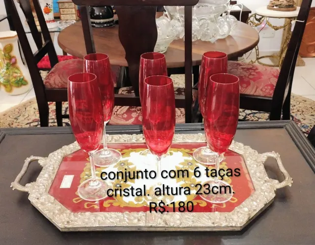 Conjunto de taças cristal vermelho.