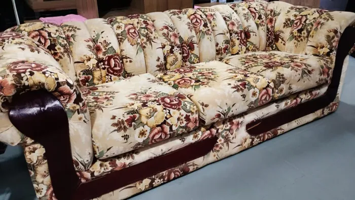 Sofá Vintage Floral 3 Lugares - Estilo Retrô / Antigo - R$950,00