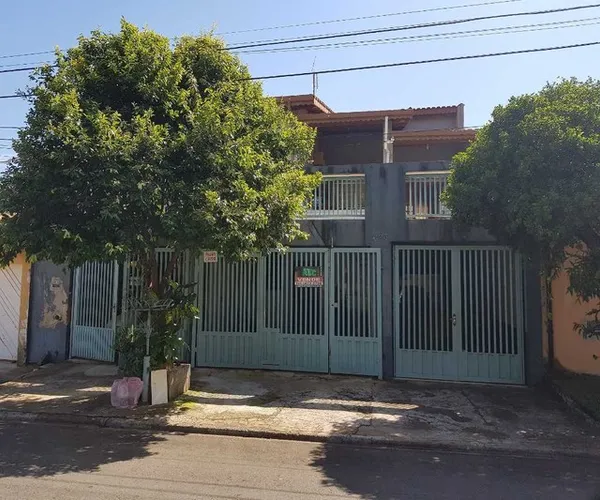 Sobrado com salão na parte térrea