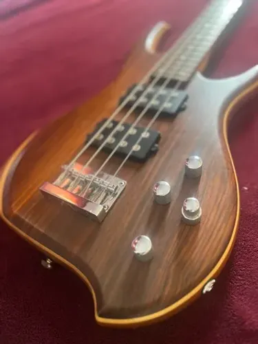 Baixo Eagle Impecável