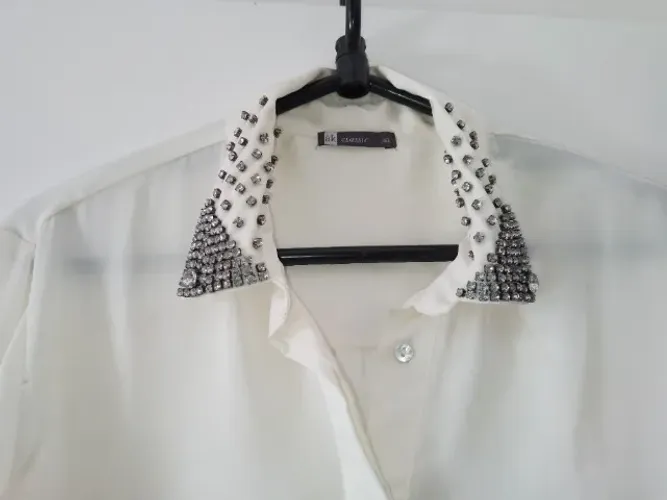 Camisa Feminina Branca Bordada na gola