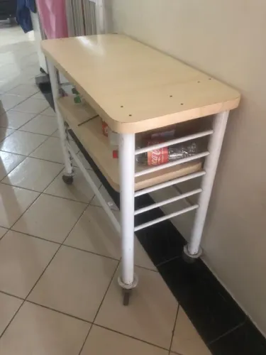 Aparador com rodinhas