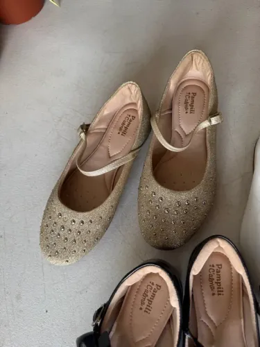 2 pares de sapatos de princesa  o dourado e o preto