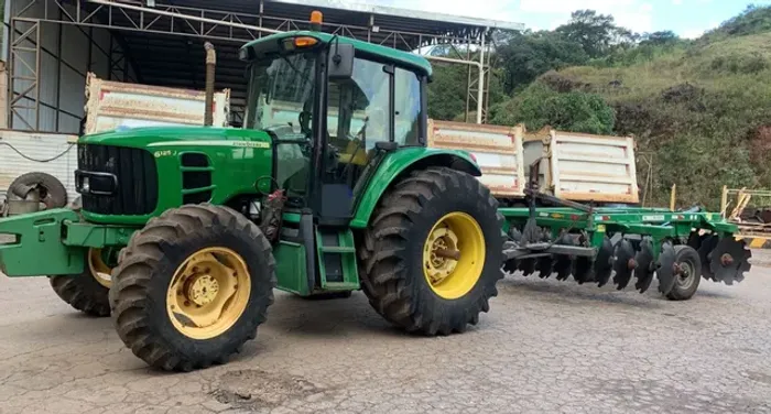 Trator John Deere 6125J ano 2014, acompanha a grade, em MG