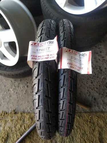 Pá de pneus moto novo