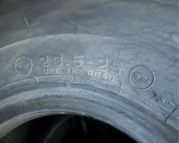 Pneus Pirelli 23.5-25 NOVOS