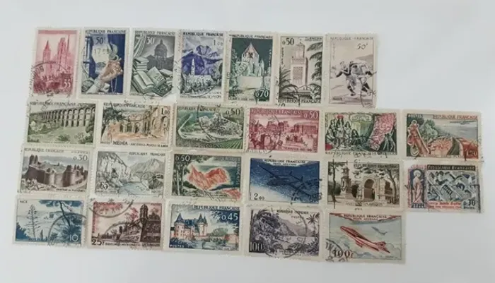 Selos postais antigos (1920-1960) de vários países.