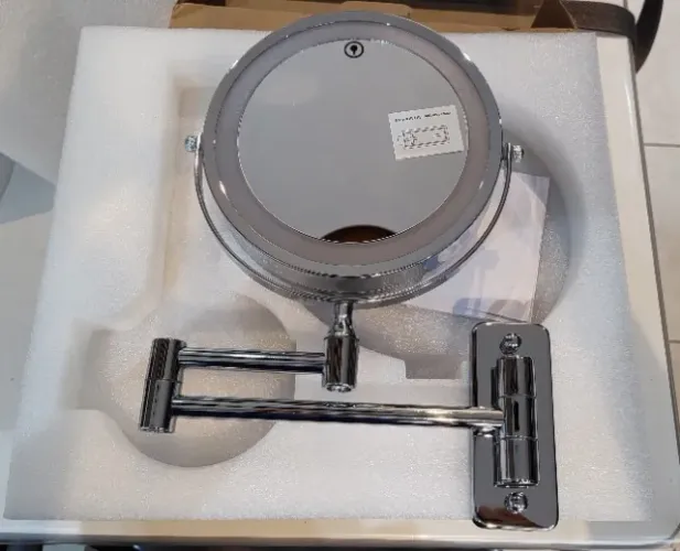 ESPELHO DE LUZ LED COM BRAÇO DOBRÁVEL NA PAREDE IMPORTADO