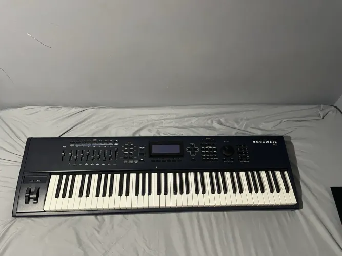 Kurzweil PC3 76 com Kore 64