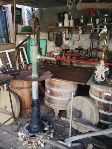 Antiga bomba de água com pedestal