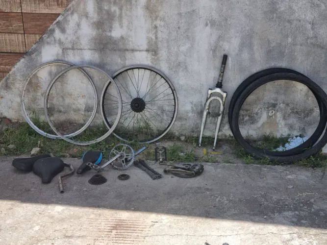 Vendo várias peças de bicicleta, algumas seminovas e outras usadas 