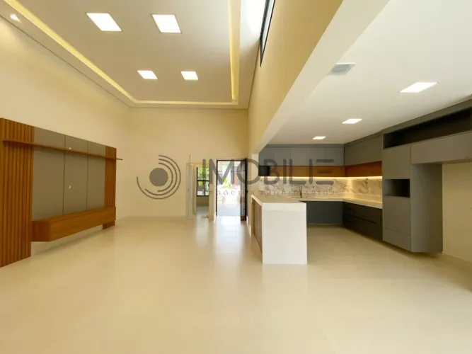 Linda Casa Nova à venda no Park Gran Reserve em Lote Maior!