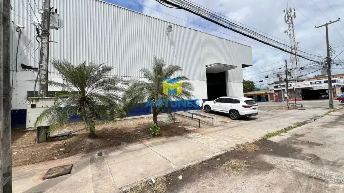 Vende Galpão / Loja no bairro da Imbiribeira em avenida bem movimentada, com 950m²