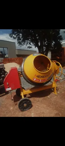 Aluguel de betoneiras, andaimes, vibradores, marteletes, travas, plataformas e rodinhas.