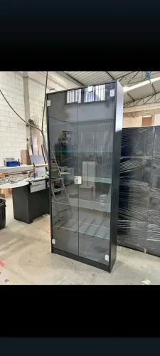  Estante Expositora com portas de vidro