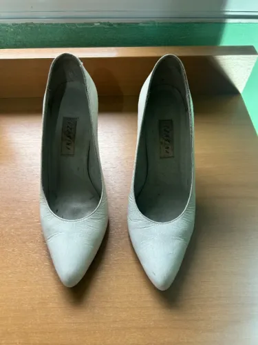 PAR DE SAPATOS BRANCO EM COURO CZARINA 35 SALTO 8CM