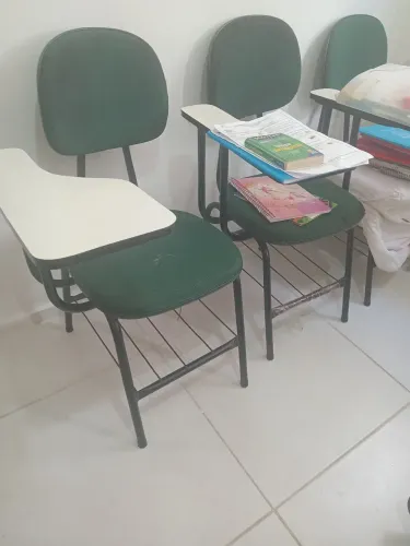 Cadeiras usadas de sala de aula.