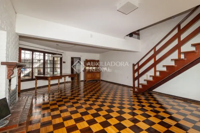 Casa para Aluguel em Porto Alegre - 4 Dormitórios, Piscina e Churrasqueira
