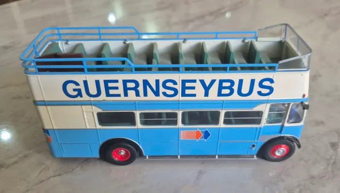 Miniatura de Ônibus Guernseybus Londres escala 1:43