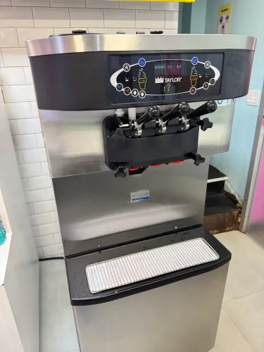 Máquina de sorvetes Taylor C713