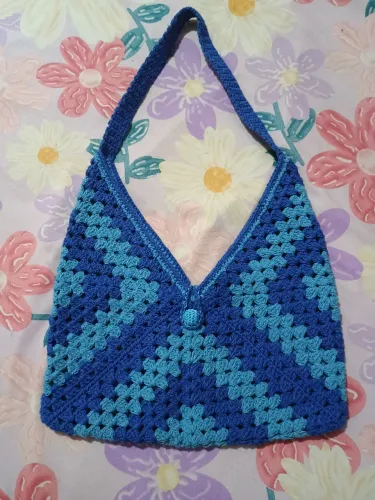 Bolsa de crochê azul artesanal