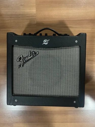 . Amplificador Fender Mustang I - 20W - 220V