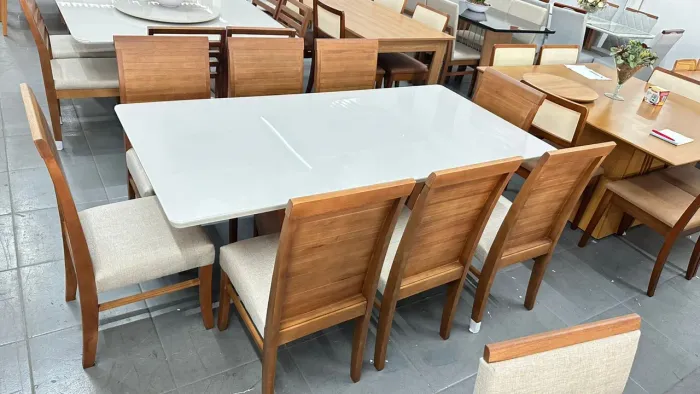Mesa para 8 pessoas com cadeiras de madeira maciça