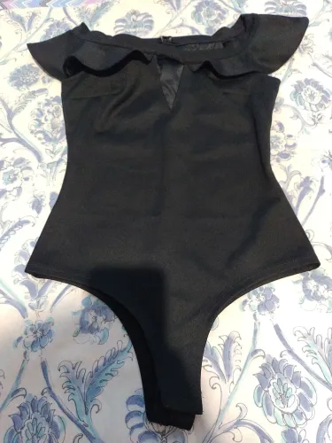 Body preto com babado e decote lança perfume