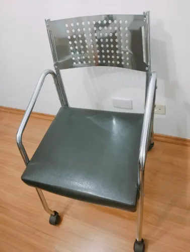 Cadeira de Escritório com Rodinhas e Design Moderno