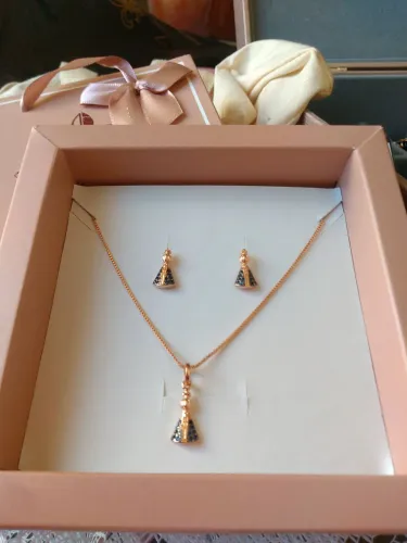Conjunto Semijoia Dourado Nossa Senhora em Zirconias.