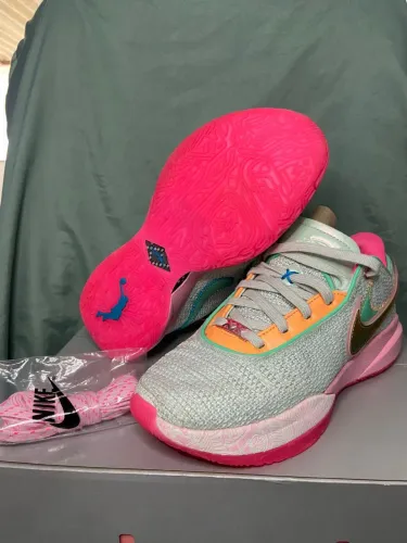 Tênis Lebron XX