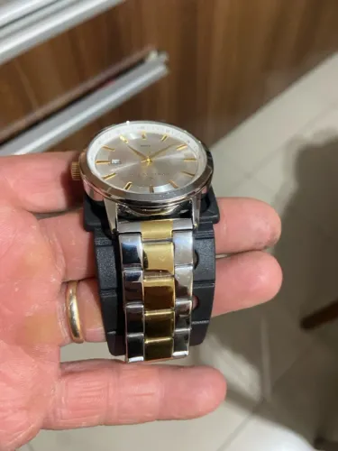 Relógio de pulso elegante dourado e prateado
