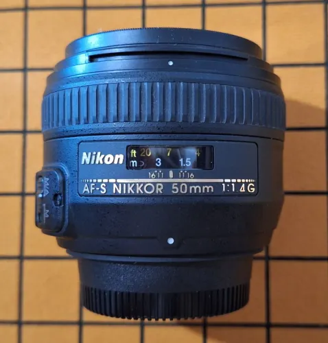 Lente Nikon 50mm f/1,4 com filtro UV