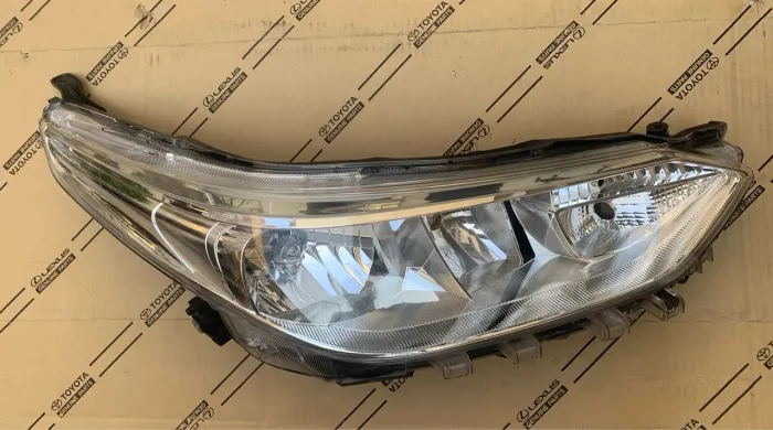 Farol Toyota Yaris cromado manual