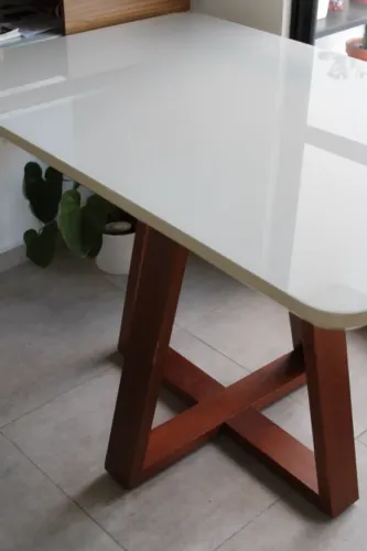 Mesa moderna com design elegante