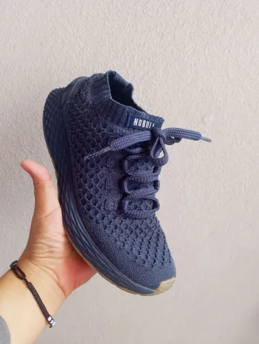  Tênis NOBULL Allday Knit na cor azul-marinho. Preço baixo, para vender logo