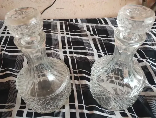 2 GALHETEIROS BICO DE JACA - ANTIGOS - VIDRO ESPESSO - $150 CADA OU $250 OS DOIS.